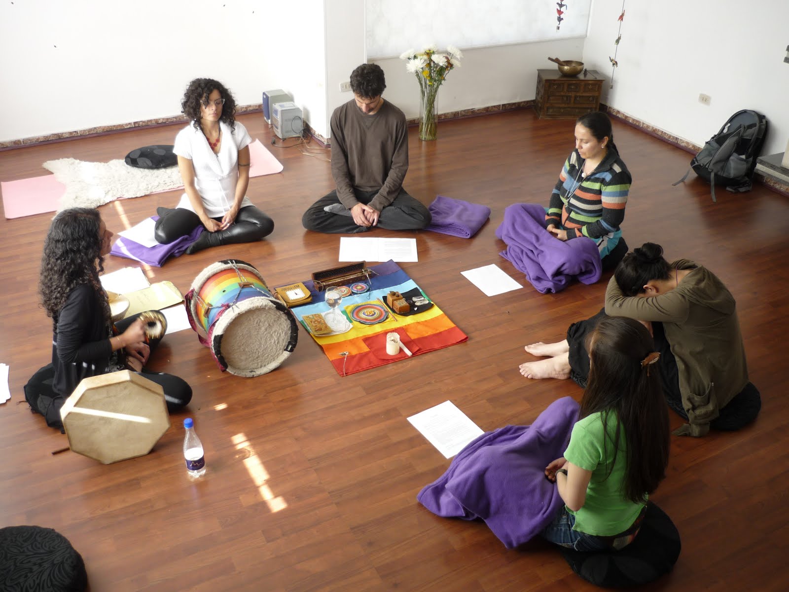 Cantos chamánicos de Juliana Colibrí en Happy Yoga