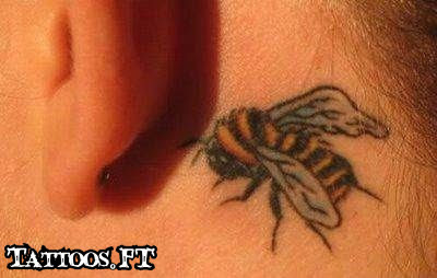 Tatto abelha atras do ouvido
