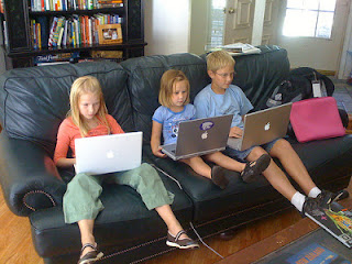 melinda and bill gates children using laptop