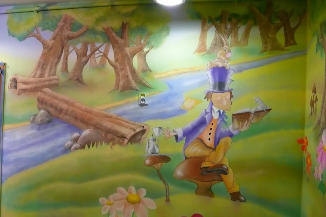 Malowanie przedszkola, malowanie bajki na ścianie w przedszkolu chatka puchatka