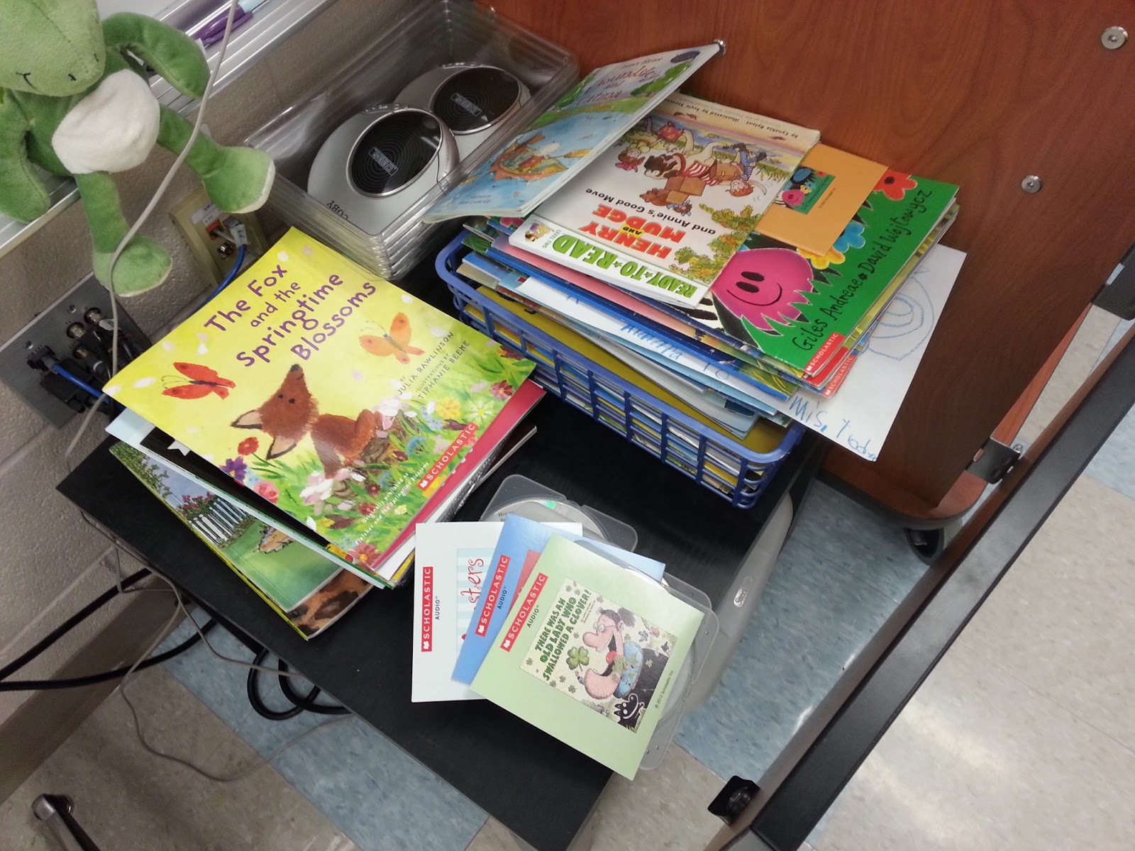 Second Grade Nest Books on CD Organization