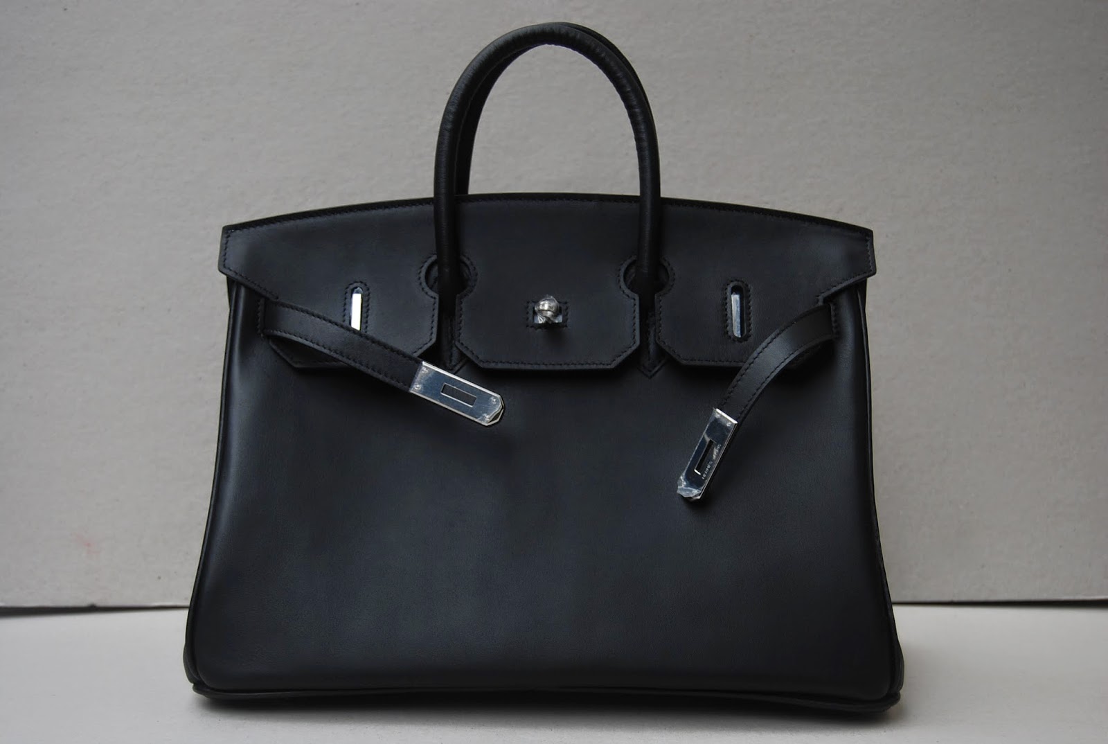 hermes belts Kim Kardashian with a Hermes so Black Birkin 35