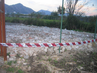 campo agricolo inquinato campo agricolo arato marrone con striscia carabinieri rossa e bianca