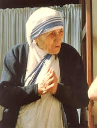 É fácil amar os que estão longe.- Mas nem sempre é fácil amar os que vivem ao nosso lado. M. Teresa