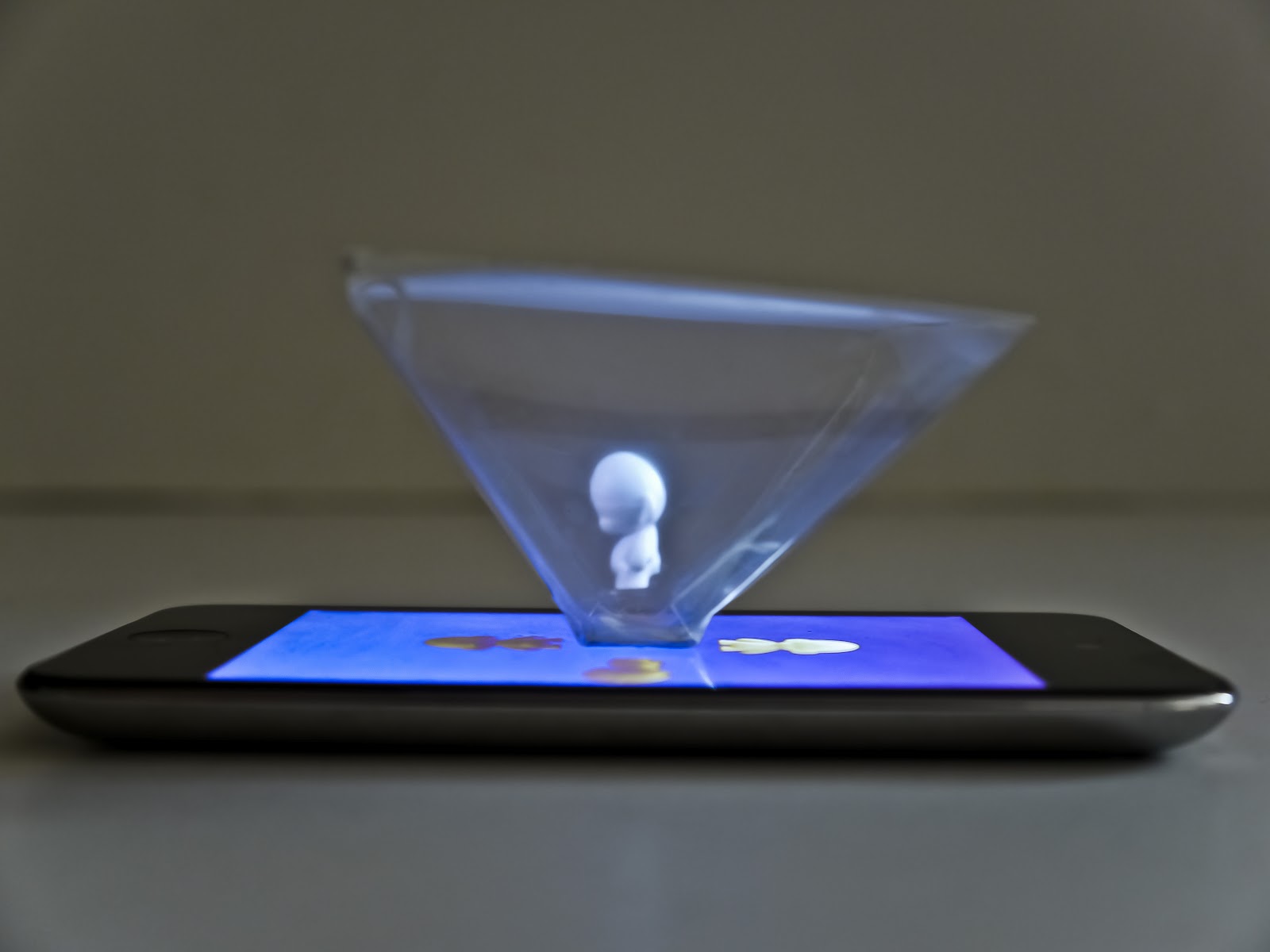 ÜBERNOTES Pepper's ghost 360° illusion pyramid test 003