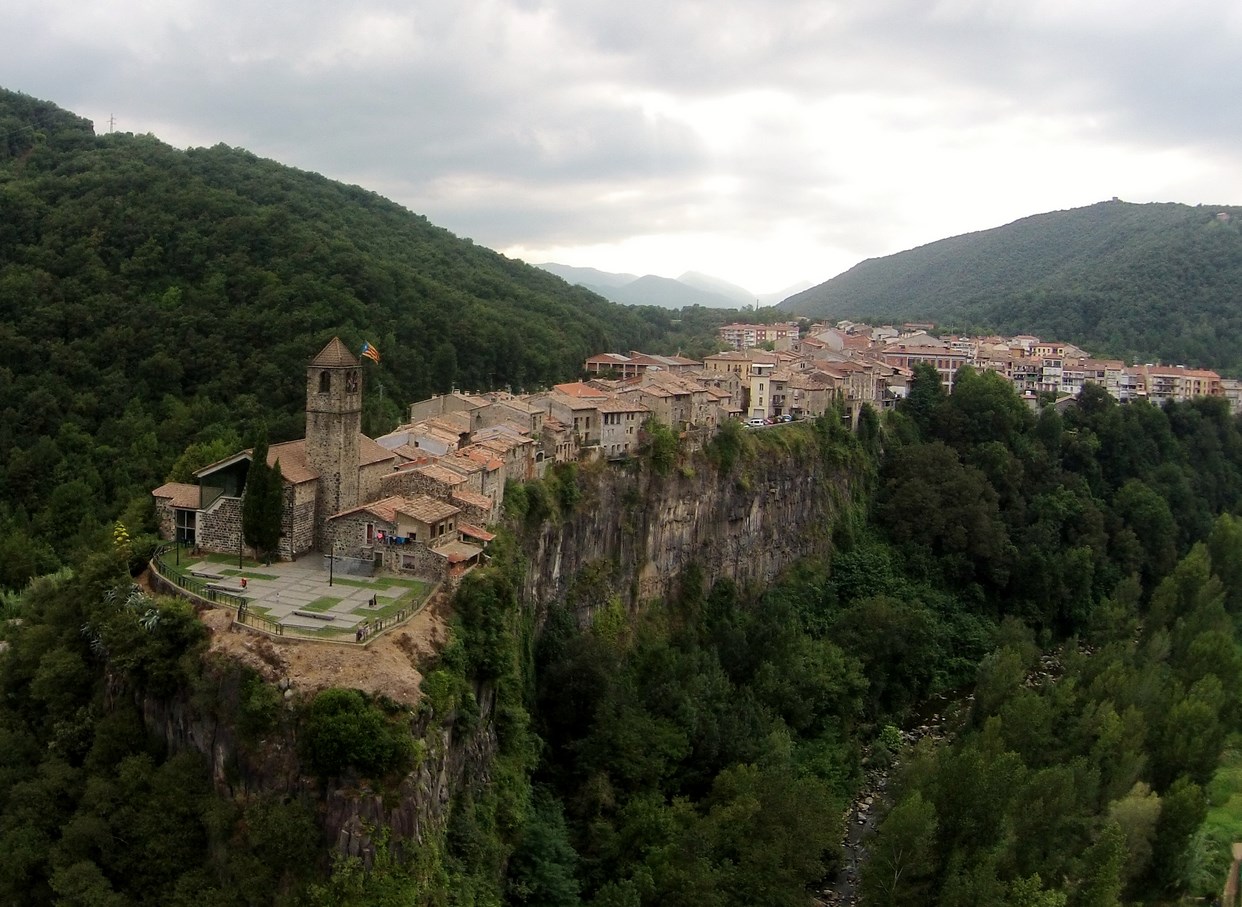 Let's travel the world!: The city of rocks: Castellfollit de la