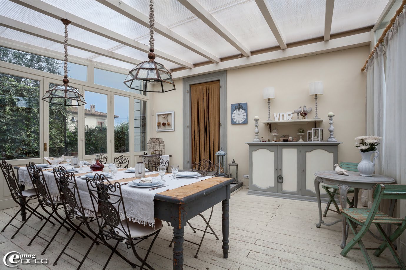 Une ancienne table de repassage provenant de la blanchisserie des thermes de Montecatini et des suspensions 'Chehoma', dans la véranda de la maison d'hôtes 'Valdirose', en Toscane