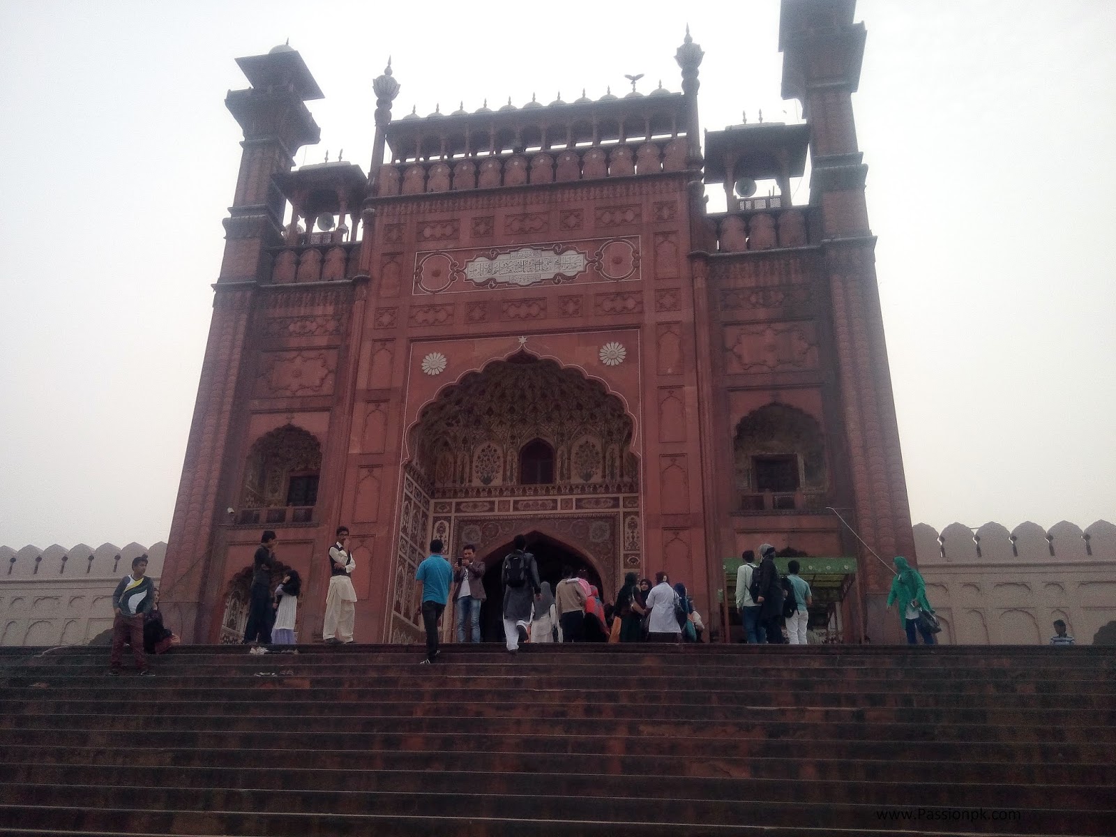 Badshahi Mosque Lahore Beautiful View Of Entrance and Side View