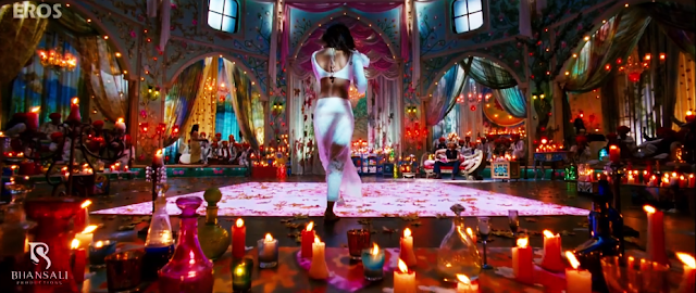 Deepika Kisses Ranveer Screencaps from Upcoming movie Ramleela 