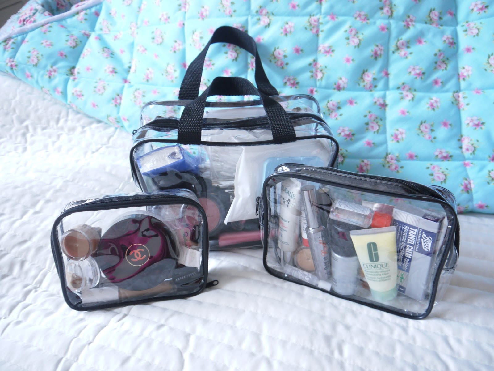 BEAUTY & LE CHIC Inside my Travel Bags