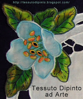Particolare ingrandito del fiore con foglie ricamato e dipinto a mano