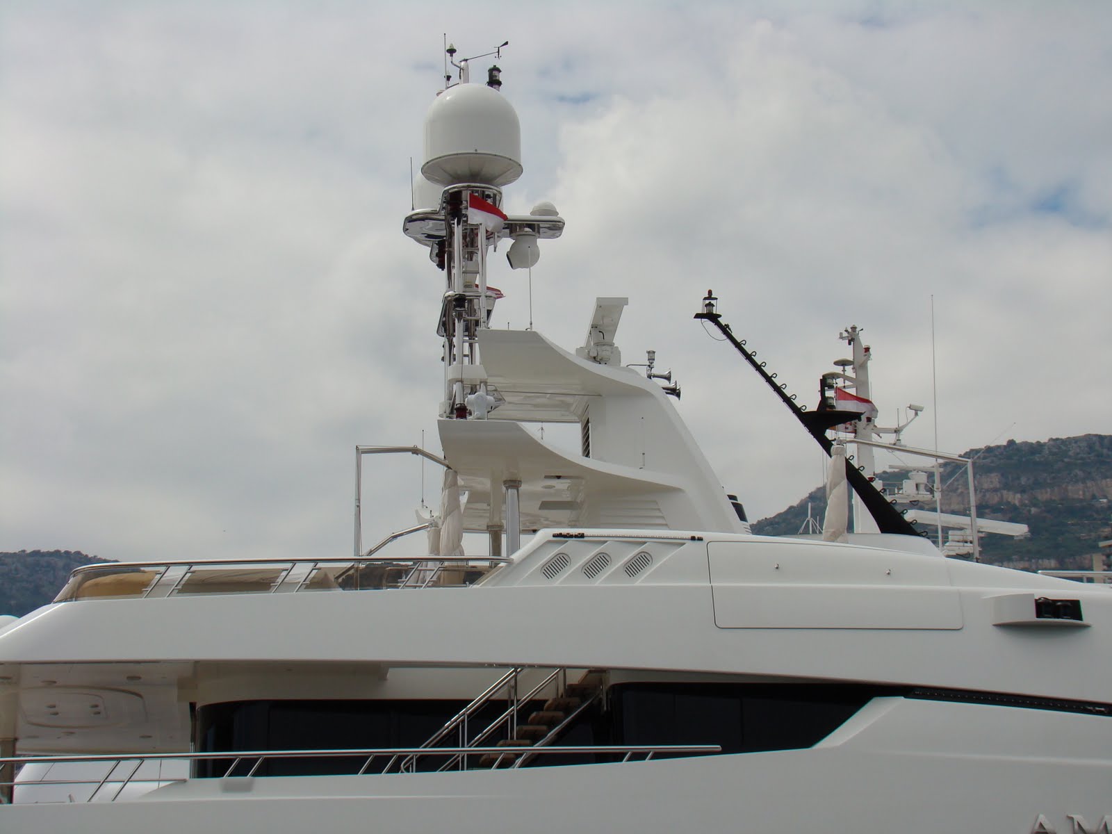 Le méga-yacht de Bernard Arnault, beaucoup trop grand pour le port de Naples