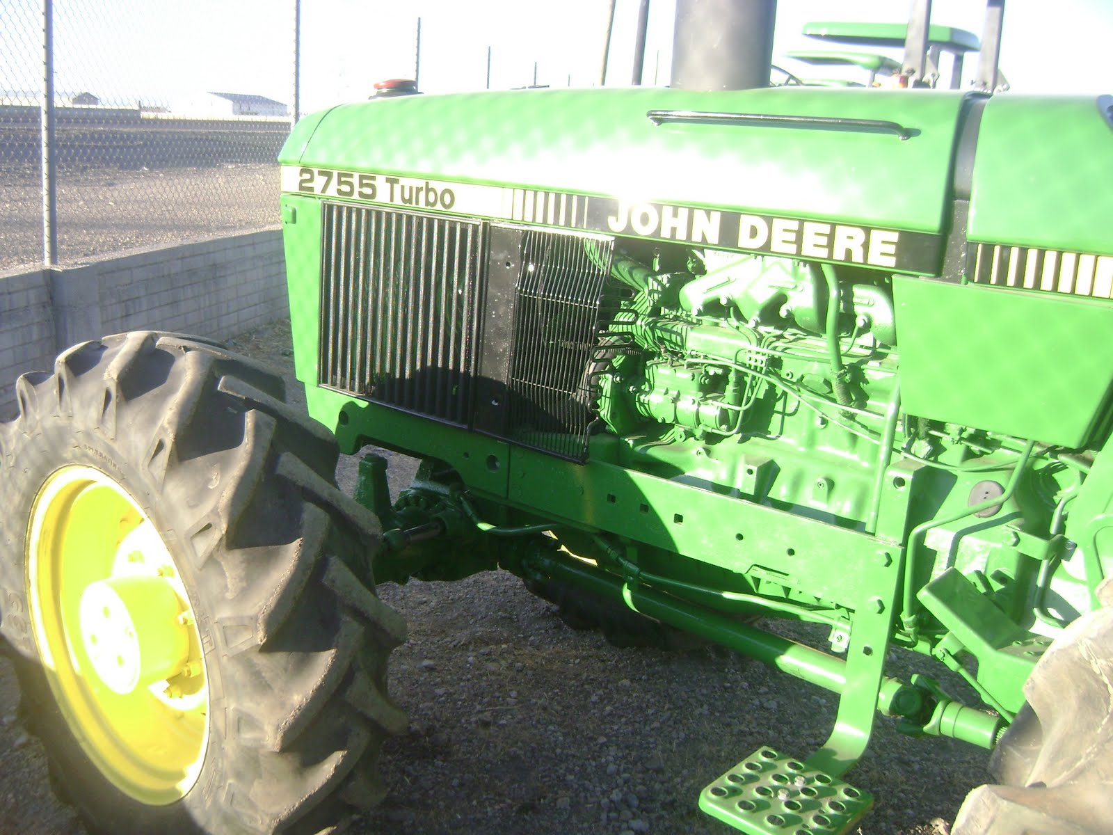 MAQUINARIA AGRICOLA INDUSTRIAL Tractor John Deere 2755 Turbo 4x4