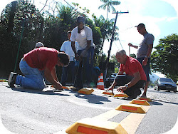 Superintendente aplicando pessoalmente o material