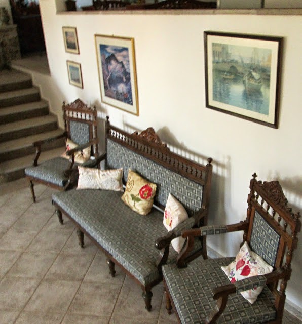 Βιανέικος παλαιός καναπές και καρέκλες