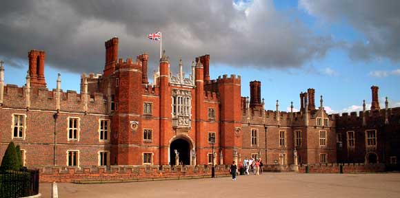Hampton Court [1991– ]