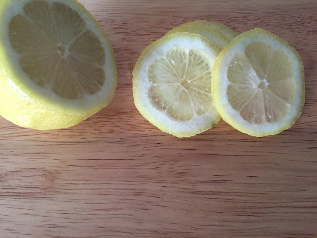 Polos de Shandy. Cortando el limón en rodajas finas.
