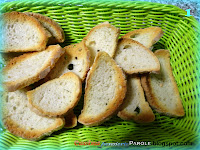 Crostini di pane toscano, erbette e parmigiano