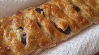 Trenza De Hojaldre Rellena De Cerezas Y Queso
