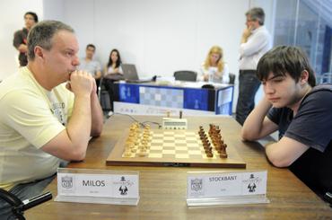 Campeã de xadrez iraniana muda-se para Espanha após competir sem o