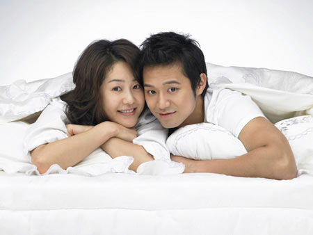 http://1.bp.blogspot.com/-WHflgIgxiU8/TslkB1I10NI/AAAAAAAAAd4/Xa2Z_PFJGRw/s1600/asian-chinese-couple-white-blankets.jpg