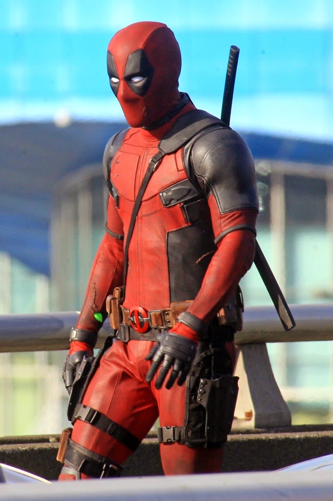 Дэдпул на голубом фоне: