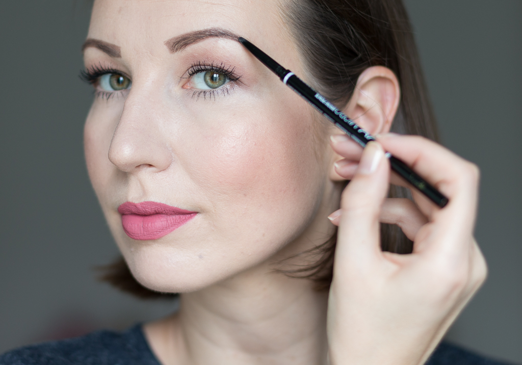 Tragebild Nyx Micro Brow Pencil Ash Brown auf den Augenbrauen Tragebild Nyx Micro Brow Pencil Ash Brown auf den Augenbrauen