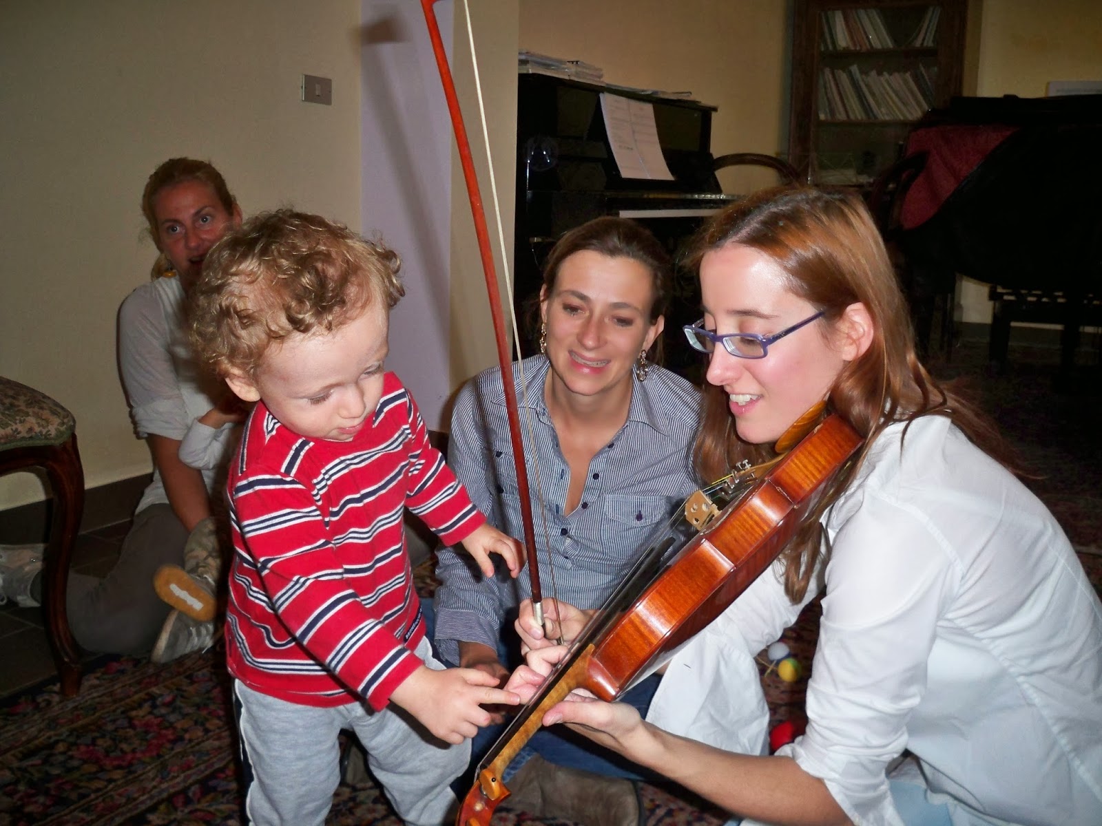 La musica è gioia Suonare il violino a DUE ANNI?? è un gioco!