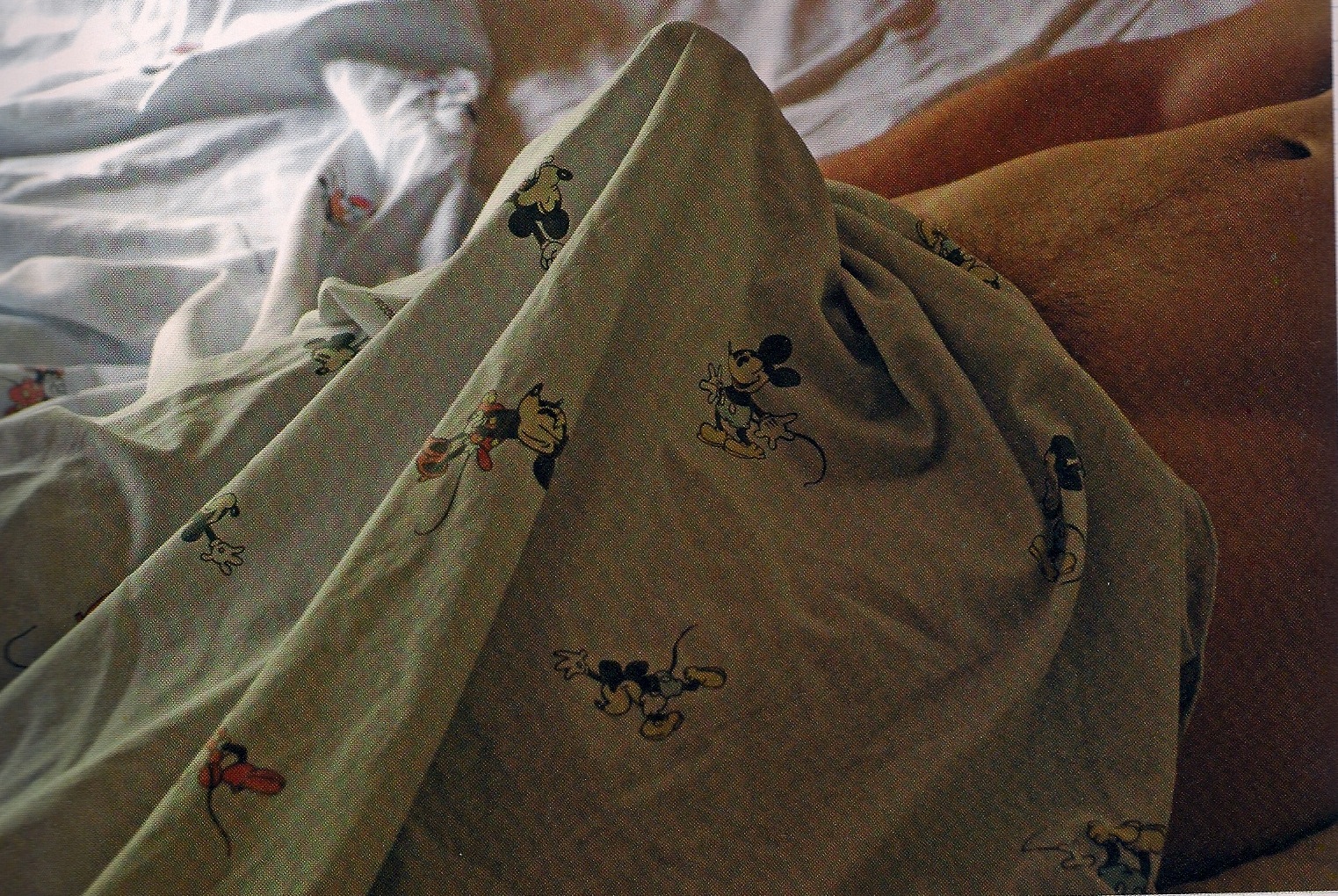 Вставший член под одеялом фото