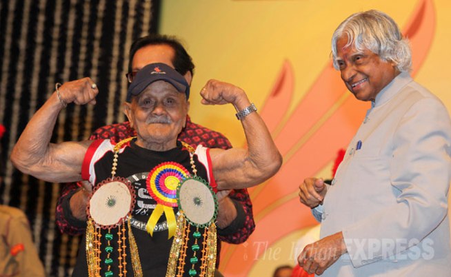 Rip Apj Sir Dr Apj Abdul Kalam Felicitated 100 Year Old Body Builder From Kolkata Manohar Aich During The Celebration Of Shanmukhananda Hall Diamond Jubilee