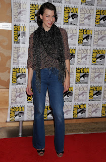 Milla Jovovich all smiles at ComiCon red carpet 2012