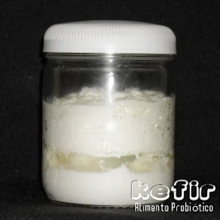 Pote com kefir de leite pronto, ele se separa em varias partes, é normal isso ocorrer.