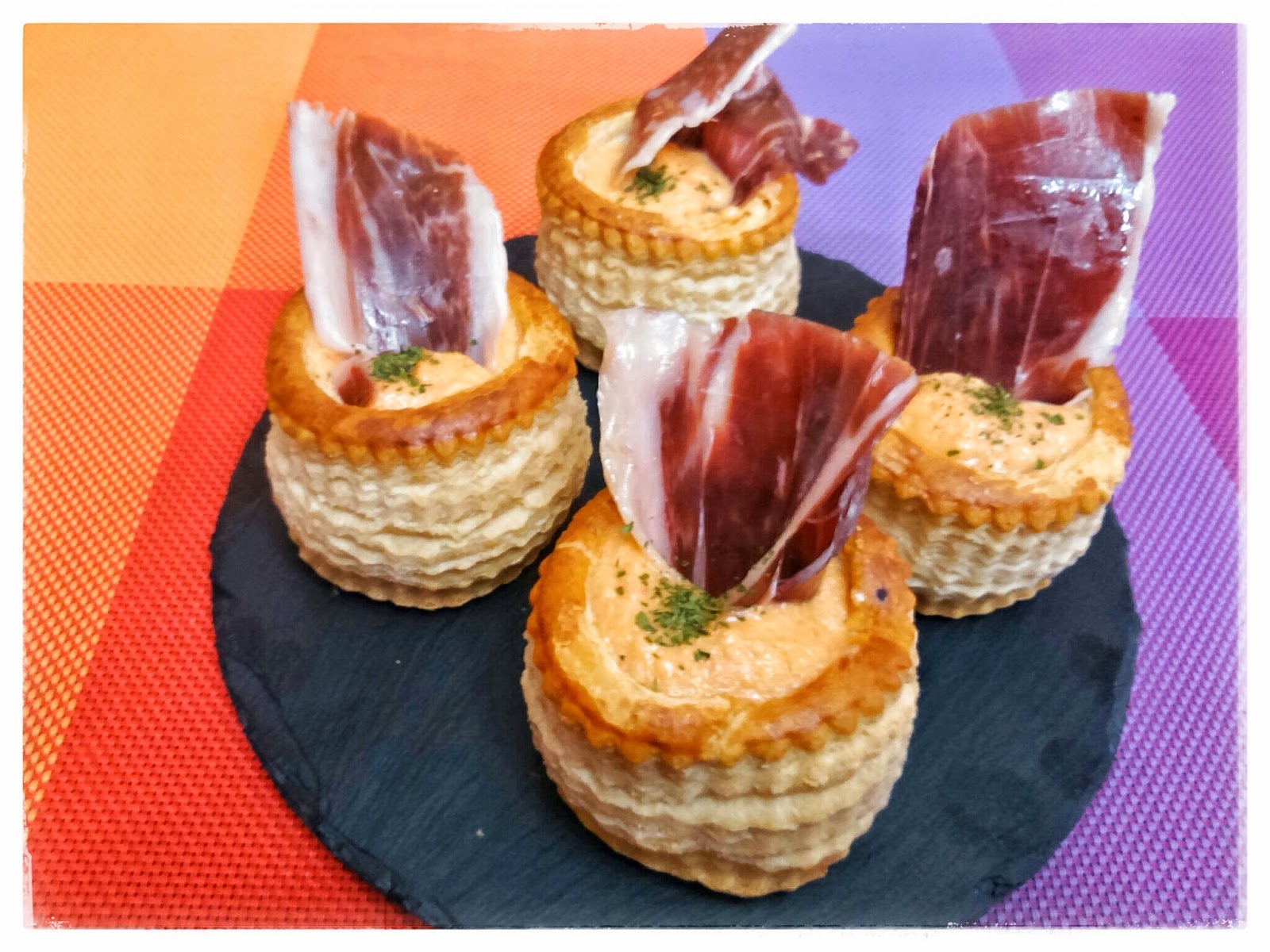 Tapa,cazuelas De Hojaldre Con Gazpacho Y Jamon De Jabugo