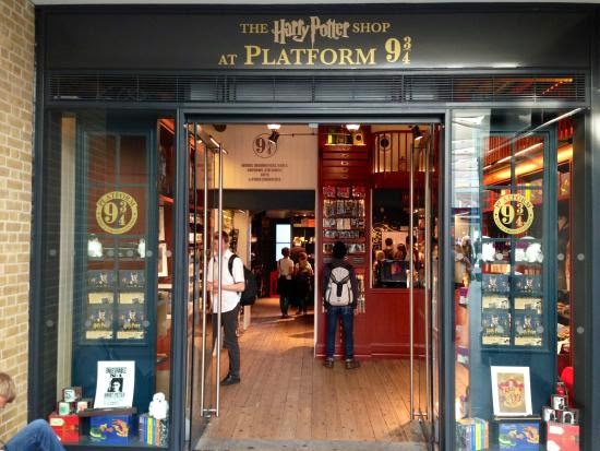 Loja especializada em produtos de Harry Potter localizada ao lado da plataforma 9 3/4 em London King's cross 