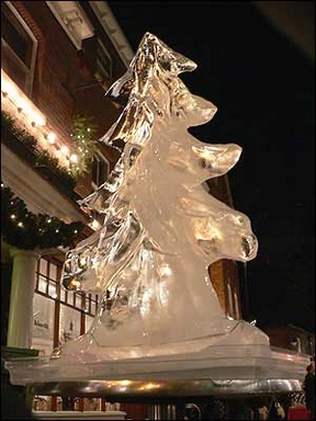 [Christmas tree made of ice]