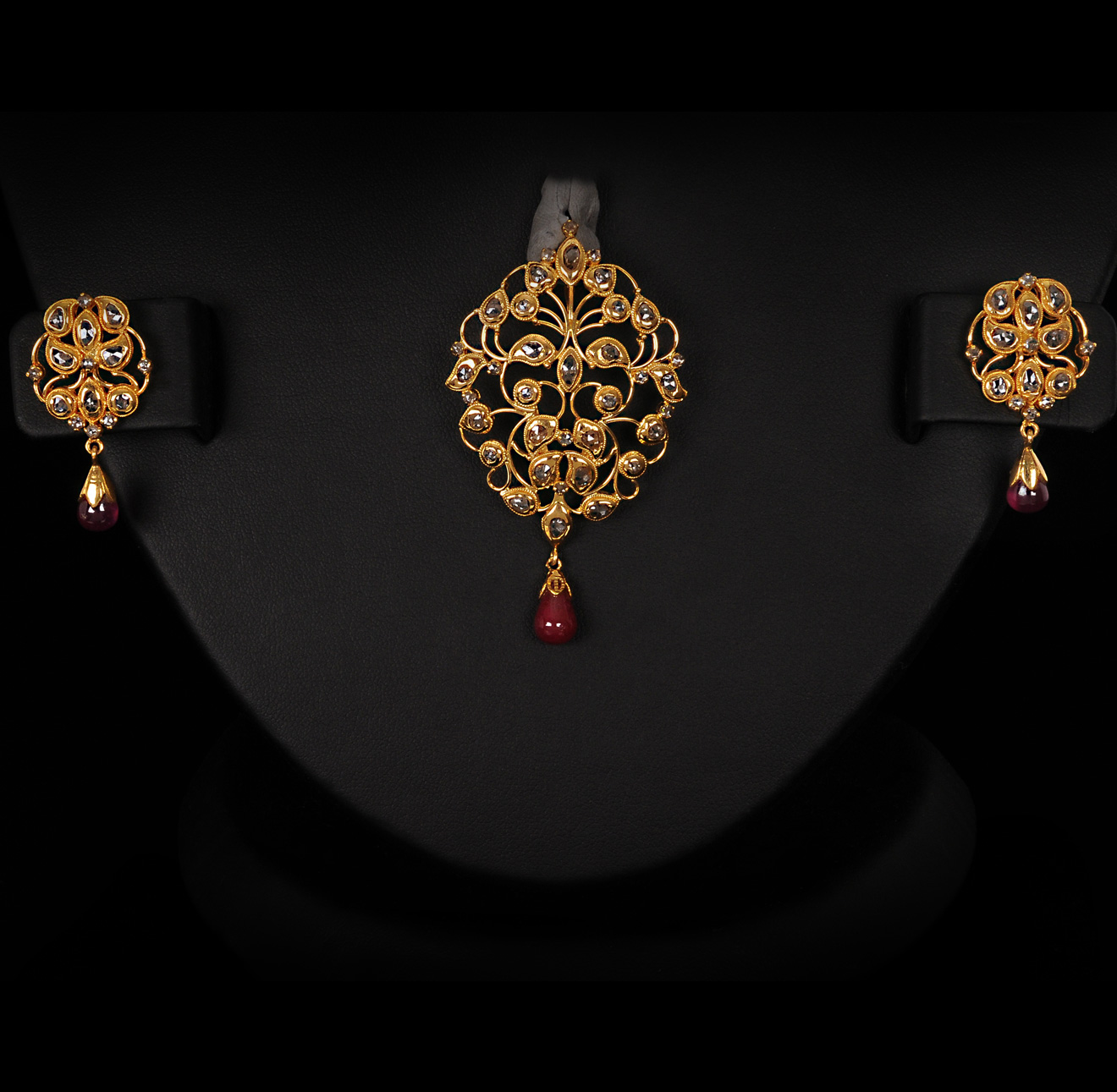 Gold and Diamond jewellery designs Beautiful Uncut Diamomd Pendant