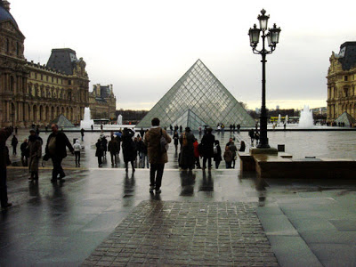 Pour tous ceux qui aiment prendre des images, les montrer ou les regarder... - Page 7 Louvre-pyramid-paris+mark+pimlott