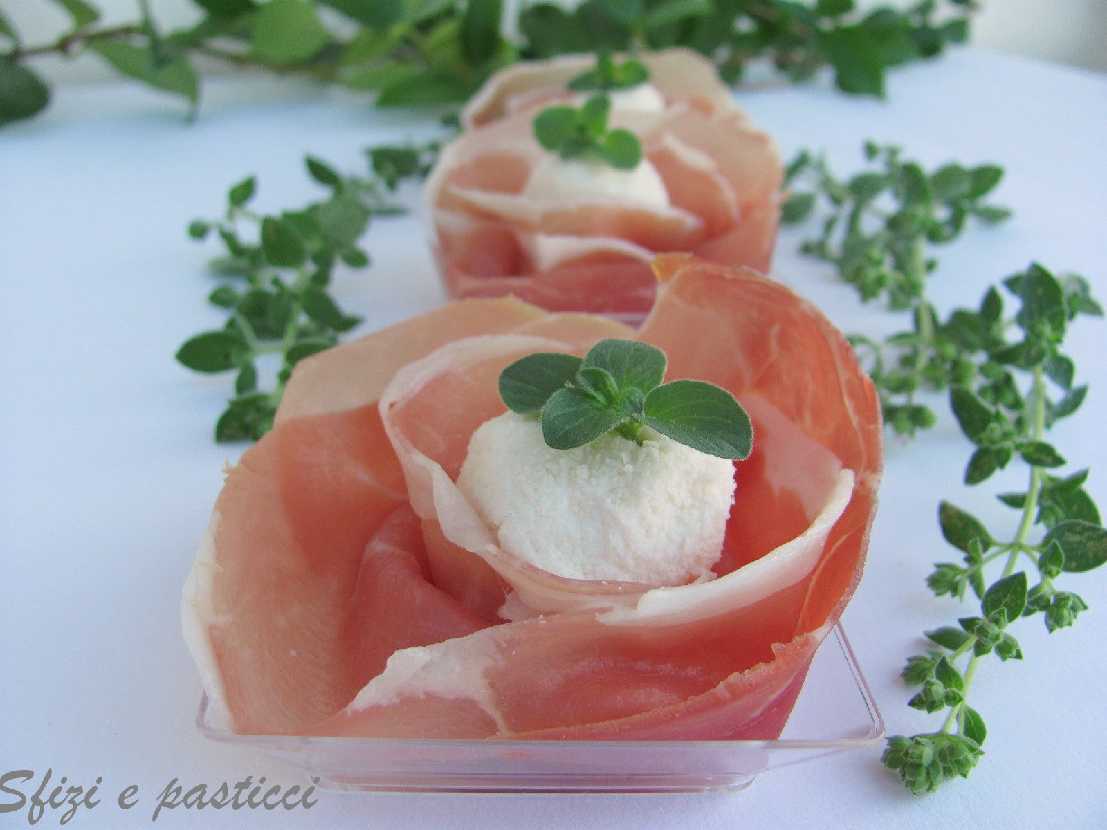 Sfizi e pasticci Rose di prosciutto con tartufo al parmigiano