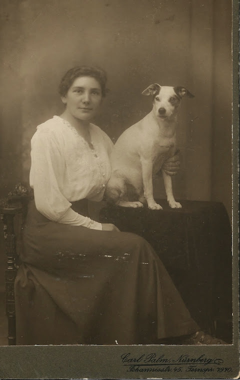 oma mit hund vor 1920