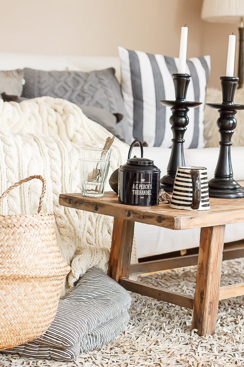 Amalie loves Denmark - Strickdecke aus heller Baumwolle mit Zopfmuster Amalie loves Denmark - Strickdecke aus heller Baumwolle mit Zopfmuster