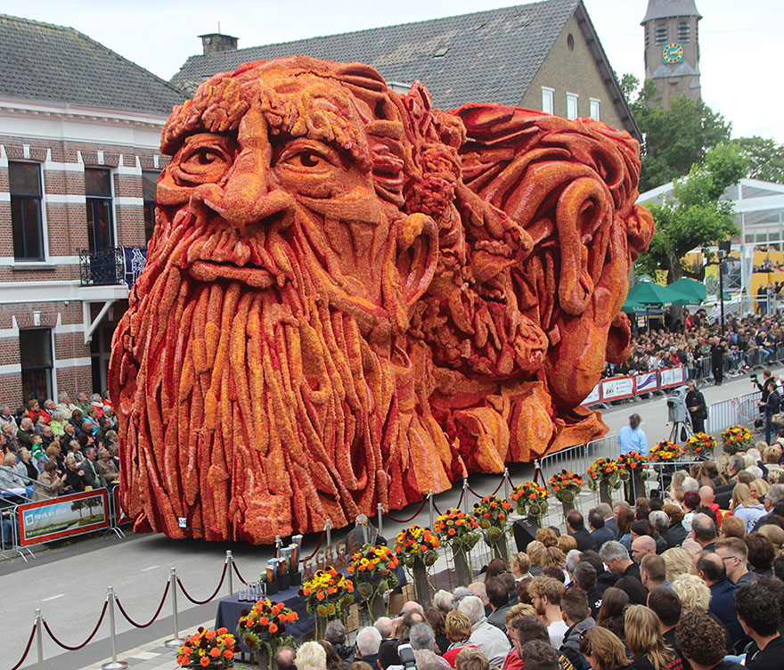 “And who is going to win this time?” - 19 Giant Flower Sculptures Honour Van Gogh At World’s Largest Flower Parade In The Netherlands “And who is going to win this time?” - 19 Giant Flower Sculptures Honour Van Gogh At World’s Largest Flower Parade In The Netherlands