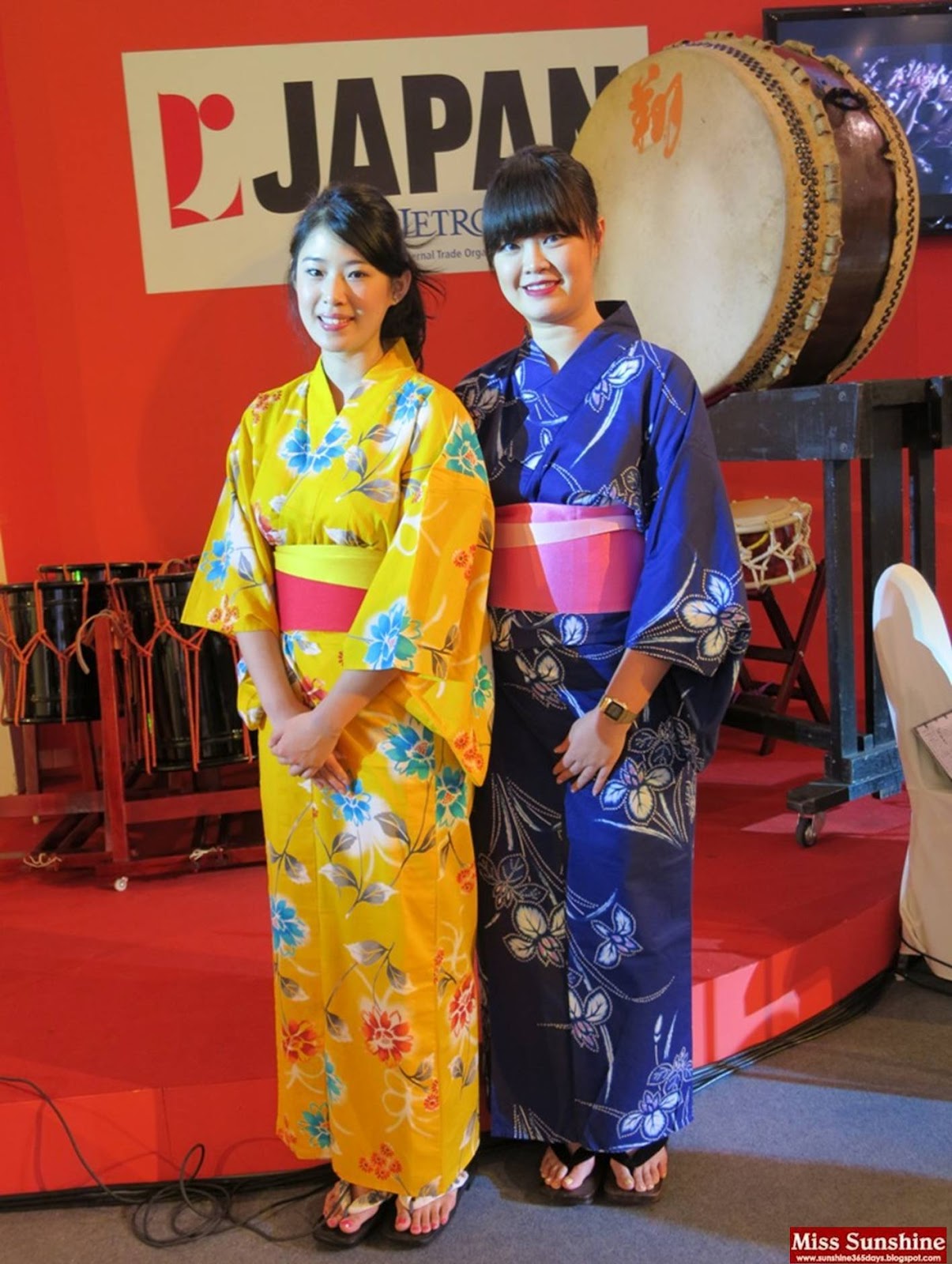 http://1.bp.blogspot.com/-WcyYKU8w75Q/UBBdOjosWjI/AAAAAAAALLI/S8Gt4OhC9j4/s1600/Tokyo+Street+Anni+2.jpg