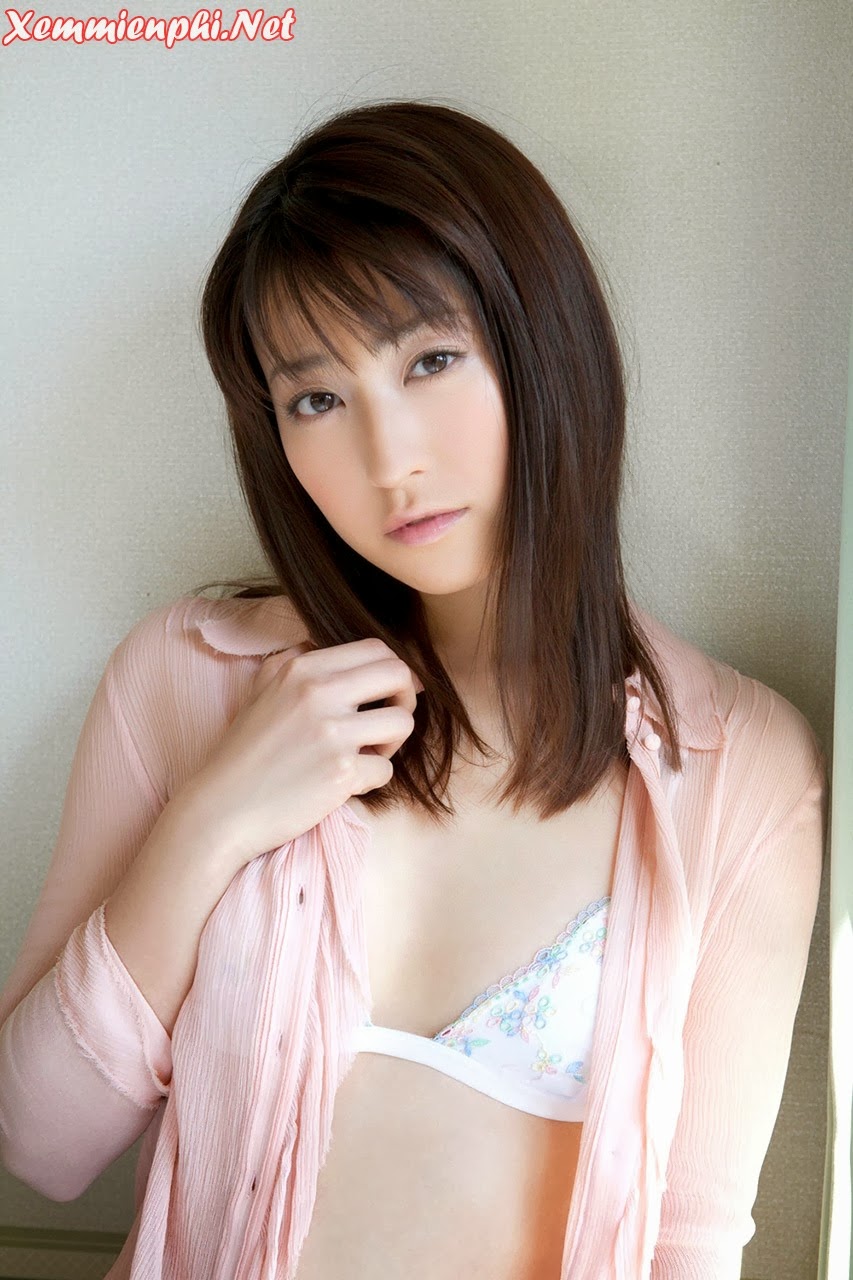 Arisa Kuroda cởi áo khoe đường cong