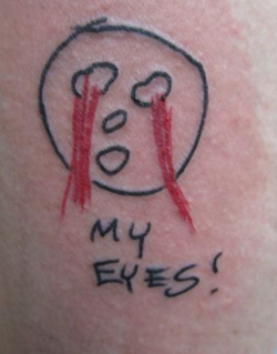 se tatua un rostro sin ojos, escurriendo sangre por las cavidades oculares