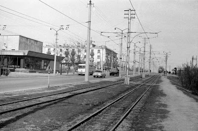 Трамвай напротив кинотеатра Звезда в Симферополе