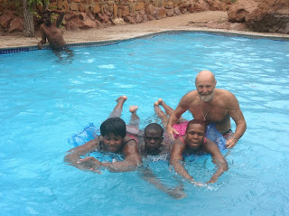 Marjo werpt zich daarbij op als een vrijwillige badmeester. Hij geeft zwemles. Marjo werpt zich daarbij op als een vrijwillige badmeester. Hij geeft zwemles.