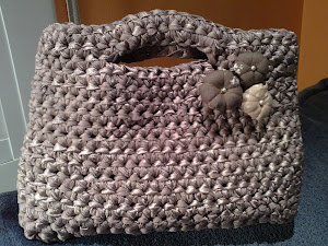 BOLSO EN COLOR BEIGE Y CON FLORES DE TELA