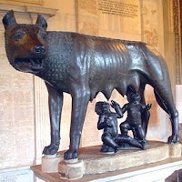 La loba capitalina (escultura etrusca del siglo V antes de Cristo, de bronce de 85 cm. de alto). Los niños fueron esculpidos por Guillermo della Porta en el siglo XVI.