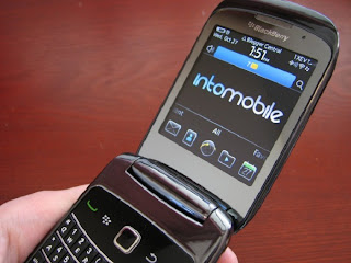 Blackberry Style 9670 hand on