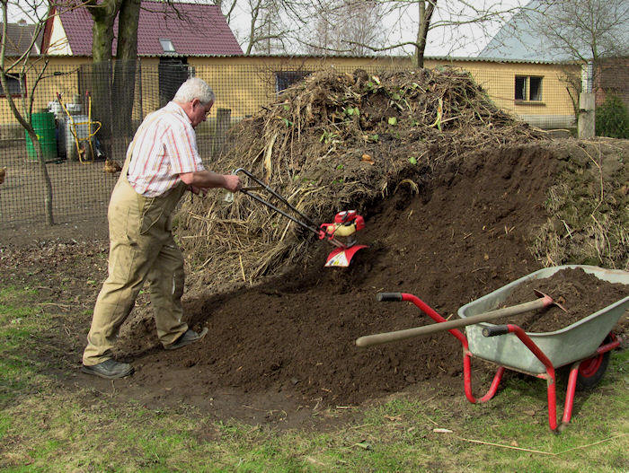 Staudengarten Gross Potrems Kompost ausbringen